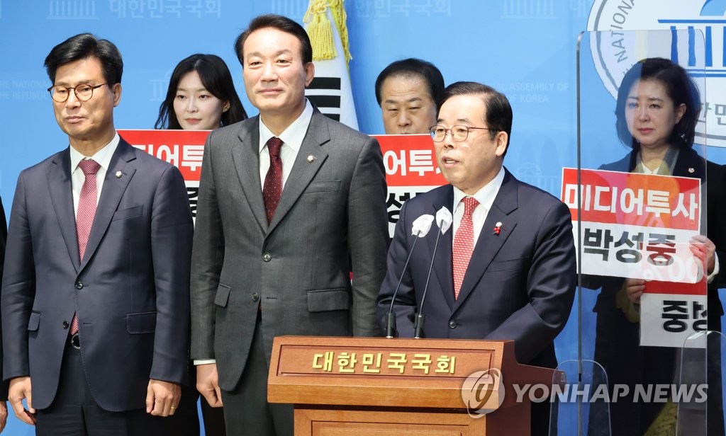 與전대 친윤계-이준석 신경전…"불법 선거개입" "정신차려라"