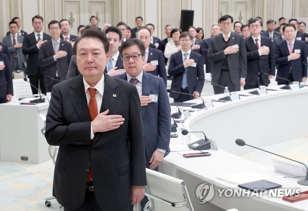 공공요금 개입에도 기존 정책기조 유지…"정부는 상인"