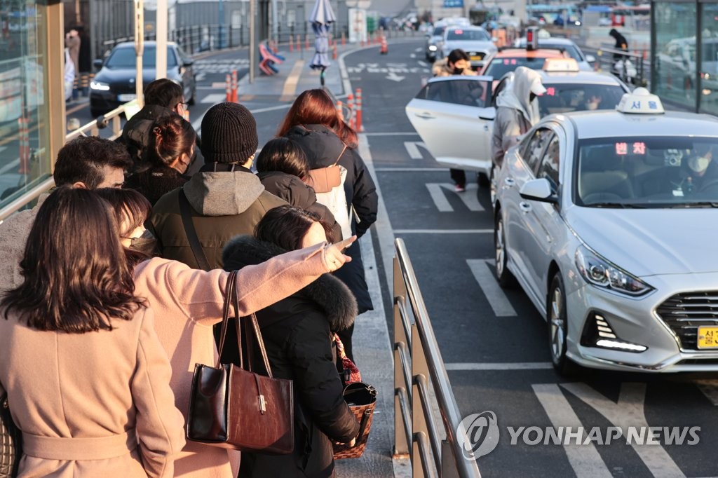 서울 택시요금 인상 첫날…"안 오르는게 없네" 한숨