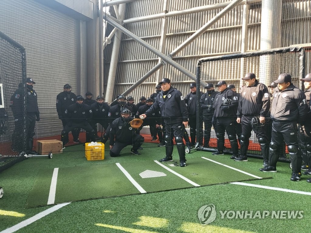 한국프로야구 심판 52명, 베어스파크에서 2023시즌 대비 훈련