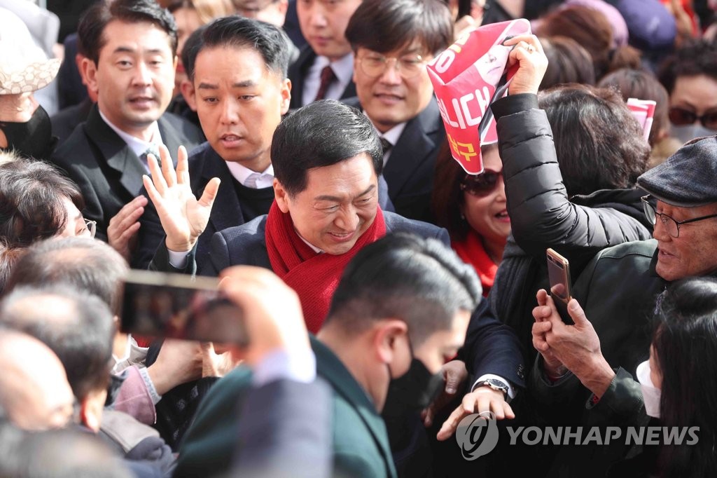 서문시장 간 김기현, 安겨냥 "대선나갈 생각으로 대표되면 분란"