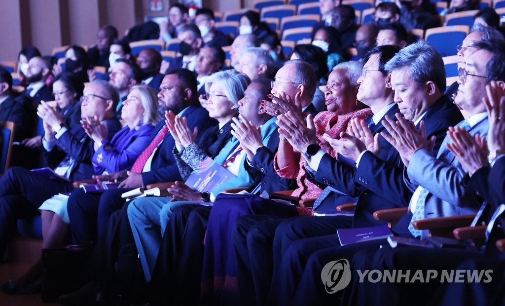 반기문 "우크라 침공에 '중립' 없어…푸틴 전범재판해야"