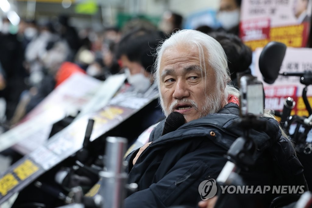 전장연 대표 "경찰서 엘리베이터 먼저 설치"…출석요구 불응