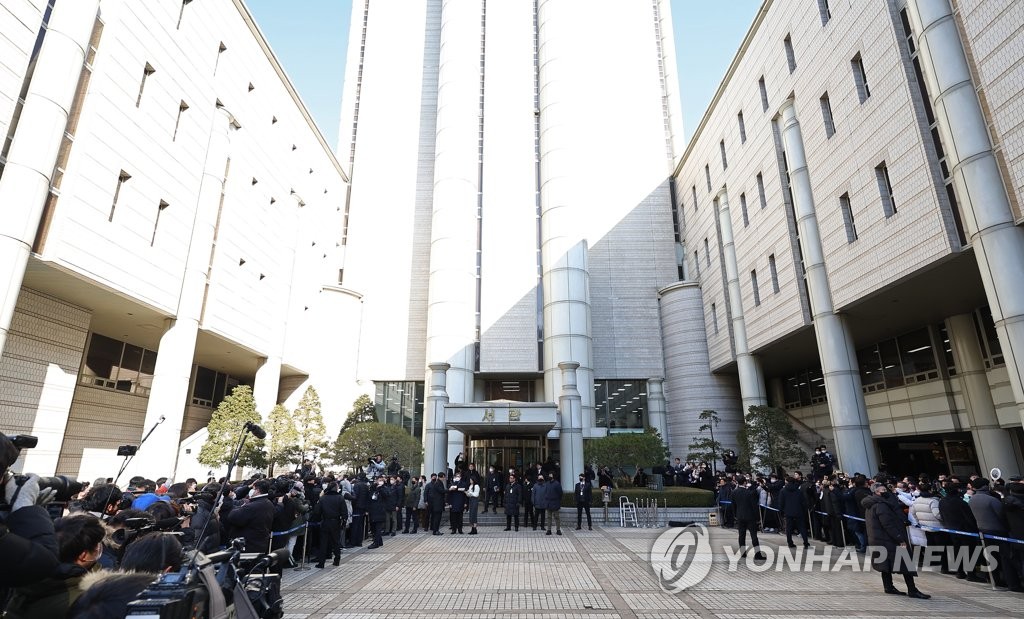 조국, 실형 선고에 찡그리며 한숨…"혐의 8~9개는 무죄"