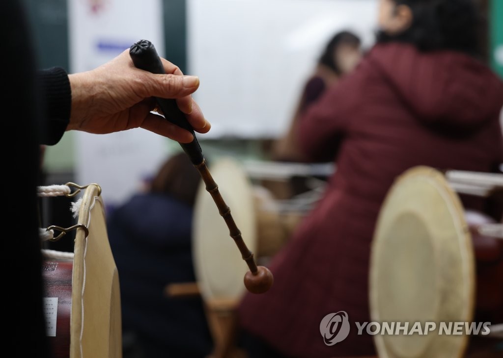 평균 연령 68세 학생들의 장구 열정…배움이 흥겨운 어르신들