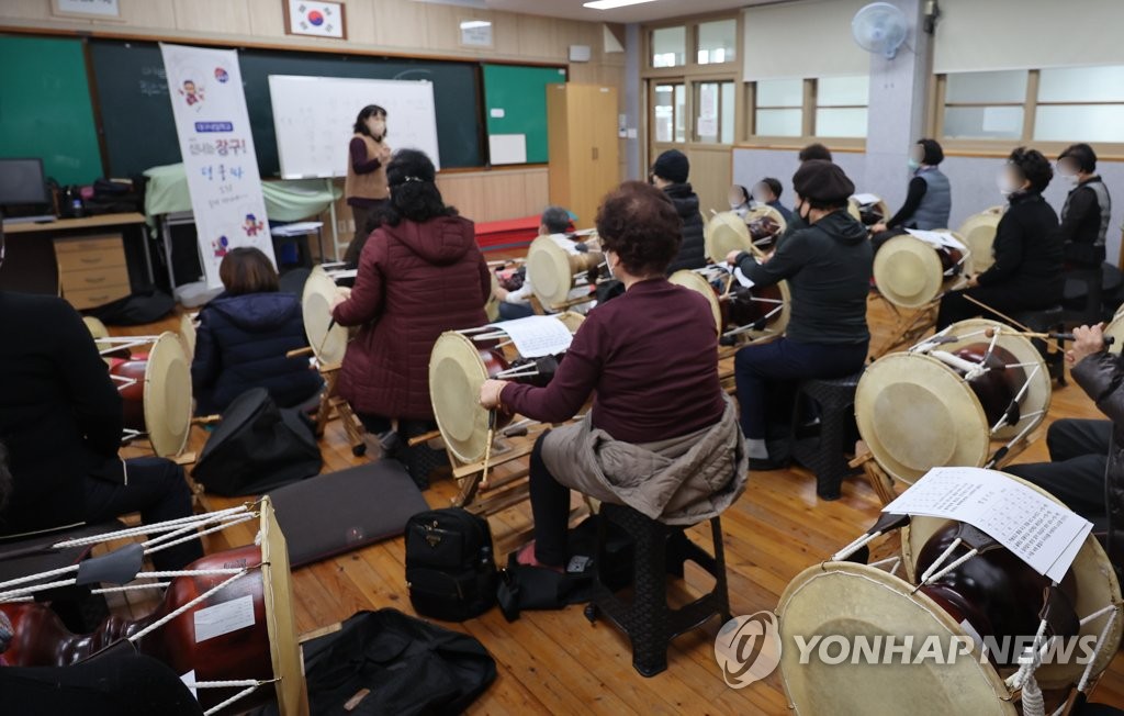 평균 연령 68세 학생들의 장구 열정…배움이 흥겨운 어르신들