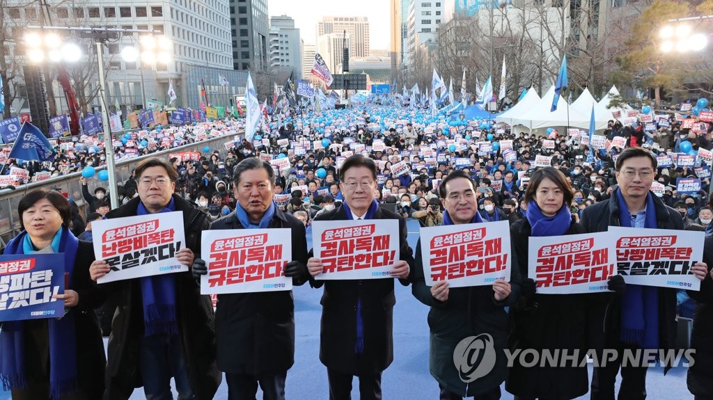 민주, '장외투쟁' 첫발 뗐지만…'역풍' 우려에 또 나갈지는 고심