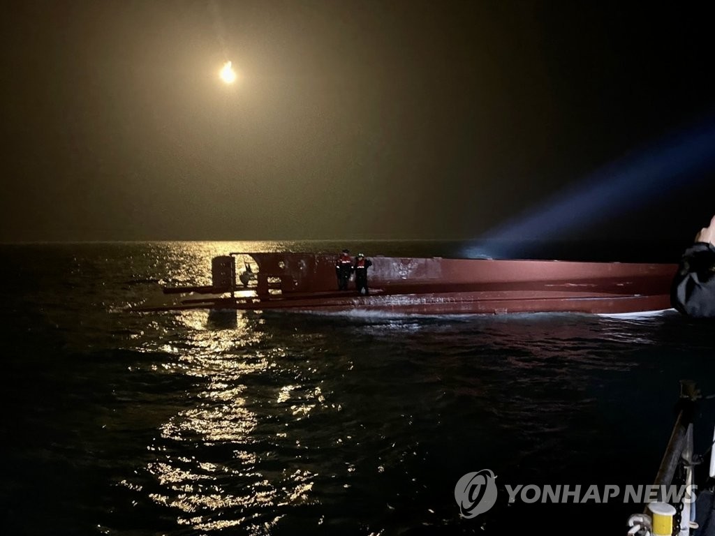 해경, 사고어선 선실 진입 난항…선박 내부 통발 3천개에 휘감겨