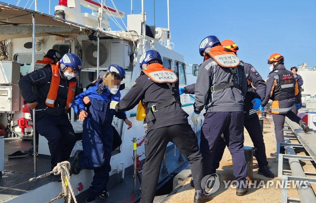 물 퍼내던 청보호 기관장, 선내서 발견…생존자 진술과 일치