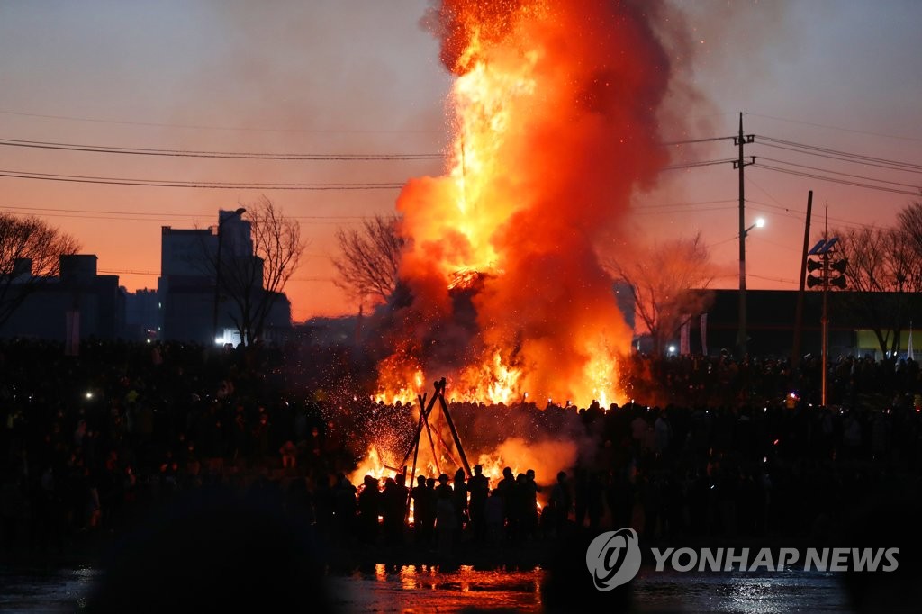 청도서 5년 만에 달집태우기…시민들 '가족 건강·행복' 기원