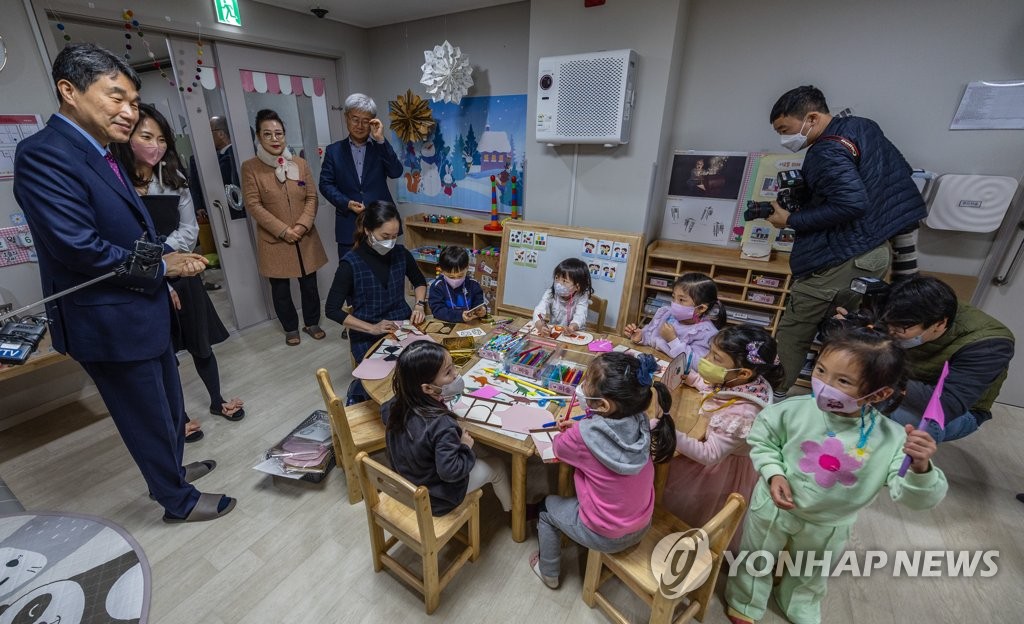 유치원·어린이집 찾은 이주호 "유보통합 단순 기관 통합 아냐"(종합)