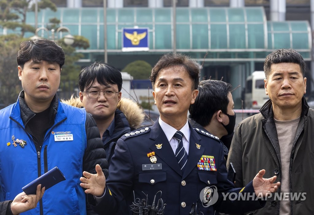 윤희근 "보복인사 아니다" vs 류삼영 "경찰판 블랙리스트"