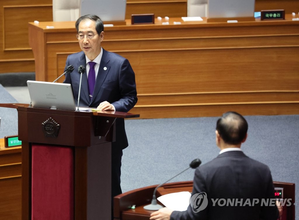 한총리, 與전대 갈등에 "당 문제로 해결되길 바라는 게 尹 생각"