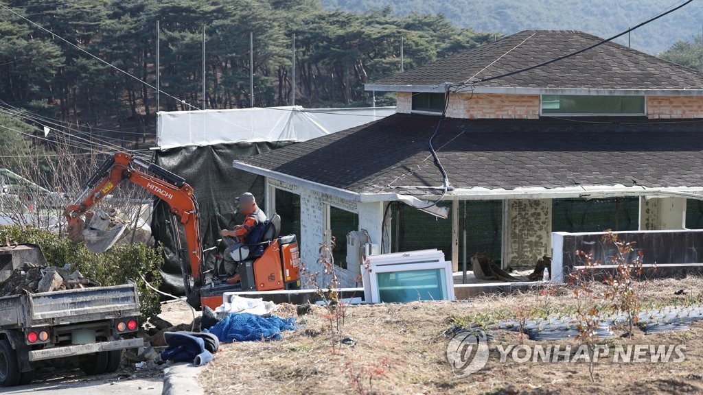 문 전 대통령 사저 인근 '평산마을 책방' 공사 시작