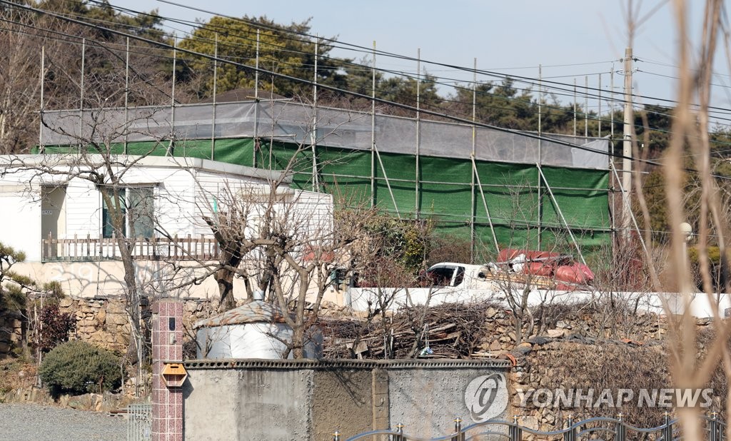 문 전 대통령 사저 인근 '평산마을 책방' 공사 시작