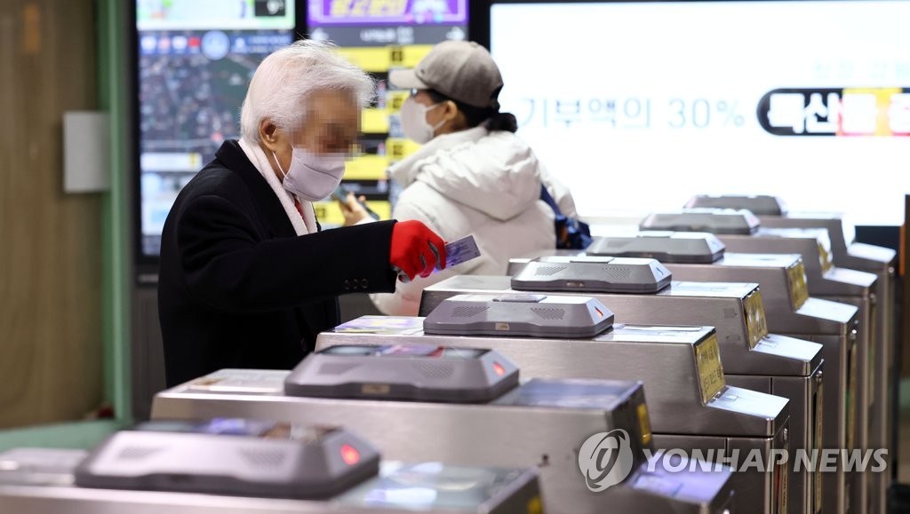 "지하철 무임승차 연령 높이자"…노인들 생각은