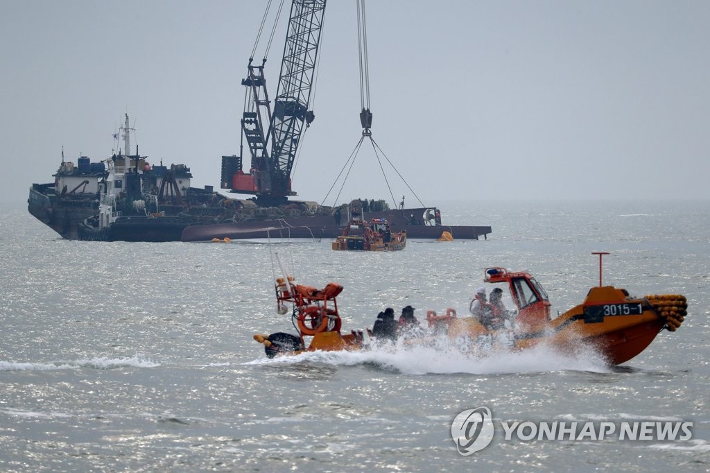 청보호 전복사고 사흘째 실종자 4명 발견…인양작업 속도