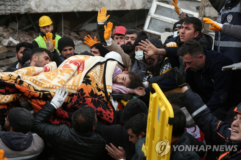 [튀르키예 강진] 에르도안, 국가애도기간 선포…전국 휴교령