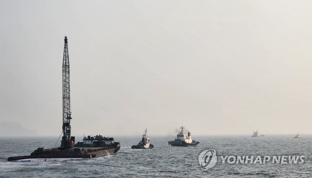 청보호 인양 지연 소식에 가족들 "선내 있기만 바랄 뿐"