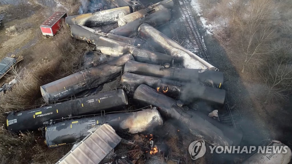 "트럼프 규제완화"·"현정부 무관심"…美유독물질열차 탈선 공방