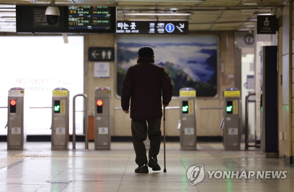 "지하철 무임승차 연령 높이자"…노인들 생각은