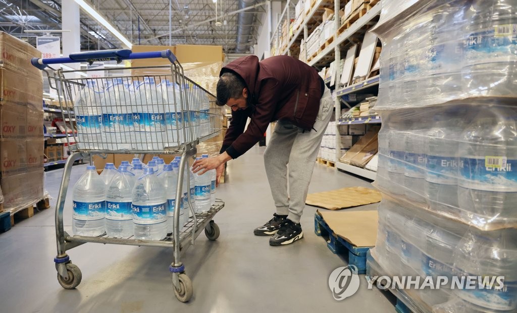 [튀르키예 강진 현장] 공항·도로에 구조대 행렬…마트선 이불·석탄 구호물품 동나