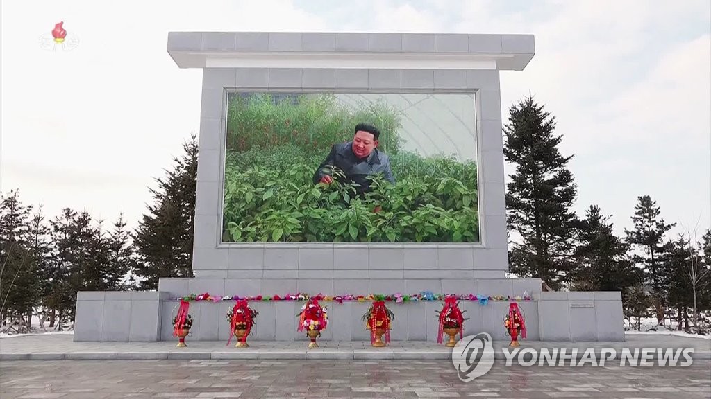 김정은 '단독' 모자이크 벽화 등장…주민 헌화도 포착