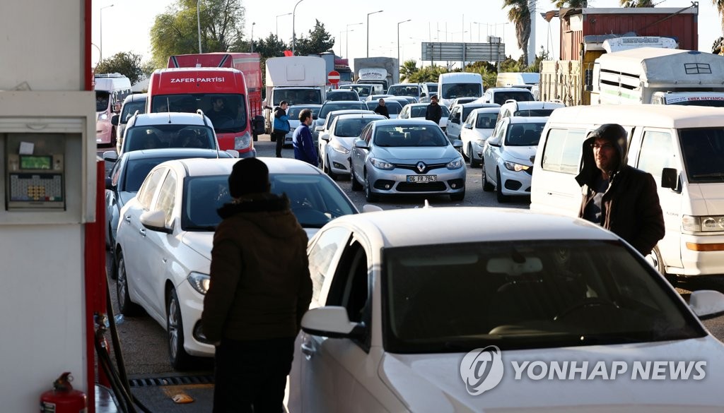 [튀르키예 강진 현장] 공항·도로에 구조대 행렬…마트선 이불·석탄 구호물품 동나