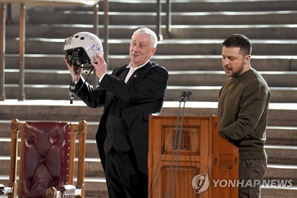 젤렌스키, 유럽 전격 방문해 "날개 달라" 호소…전투기 얻어낼까