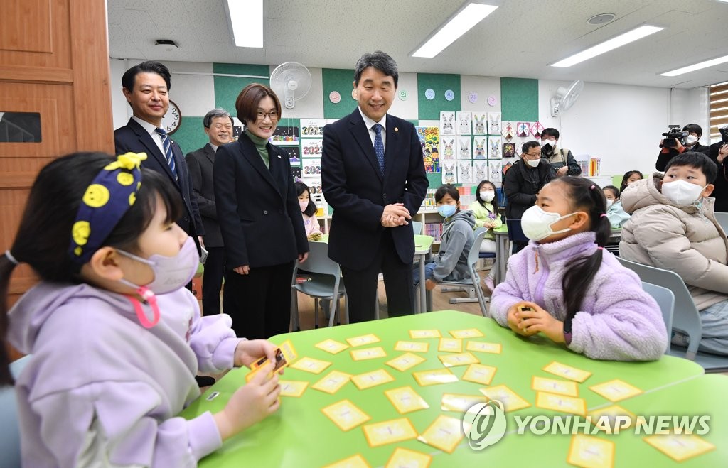 저녁까지 돌봐주는 '늘봄학교' 전국 214개 초교서 3월부터 운영