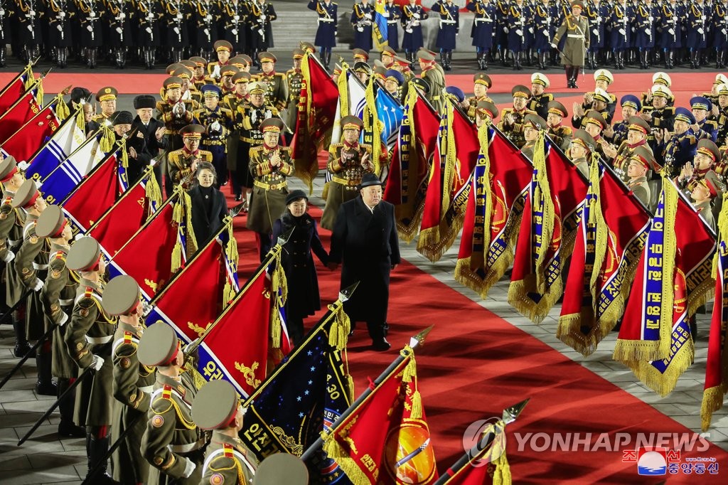 외신 "후계자설 증폭"…김정은 딸 주애 두고 갑론을박