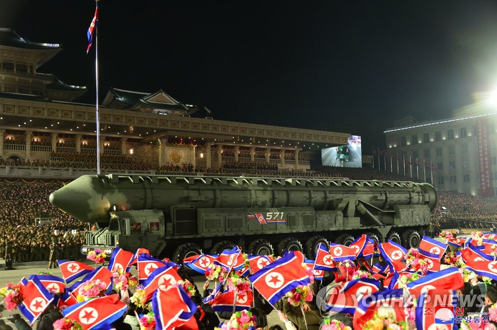 北열병식서 무더기 '화성-17형'에 고체 ICBM도…장거리능력 과시