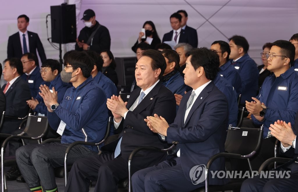 군산조선소 찾은 尹 "조선업 적극 밀겠다"…친환경 선박 지원(종합)