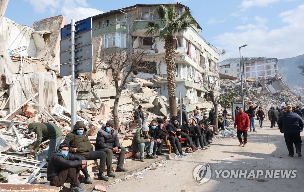 이 비극 언제까지…튀르키예·시리아 지진 사망자 2만2천명 넘어(종합)