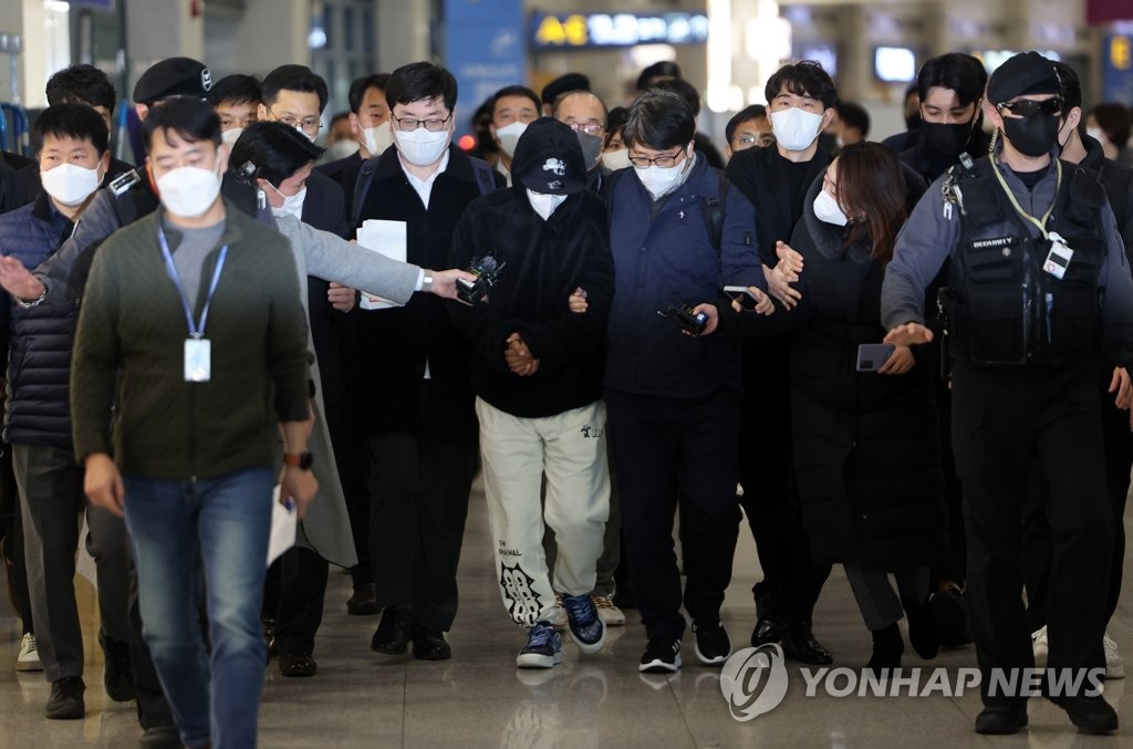 [1보] 김성태 전 쌍방울 회장 금고지기 검찰 도착…곧바로 조사