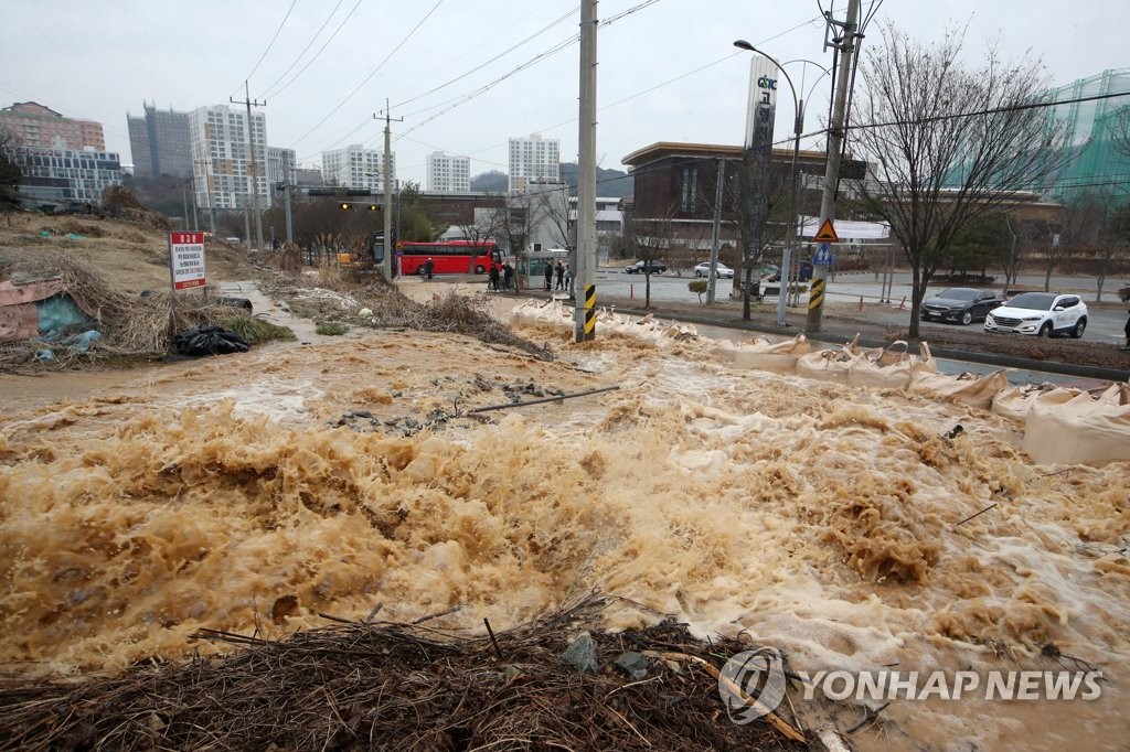 정수장 고장에 광주 3개 구 단수…귀한 식수는 도로로 넘쳐(종합2보)