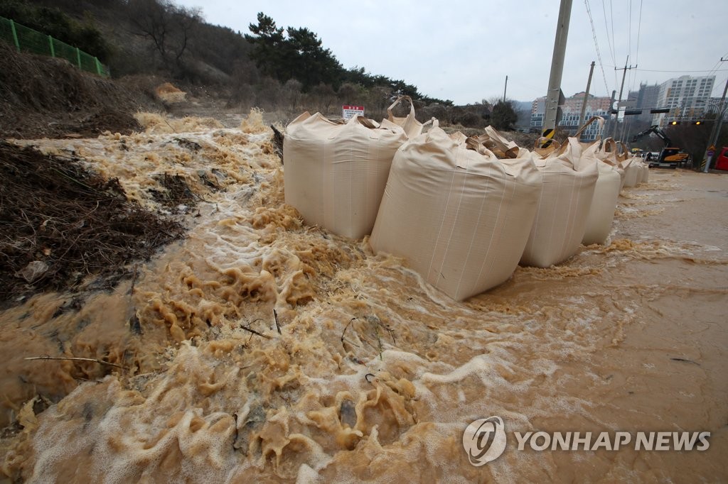 정수장 밸브 고장에 수돗물 끊긴 광주…휴일 시민 대혼란