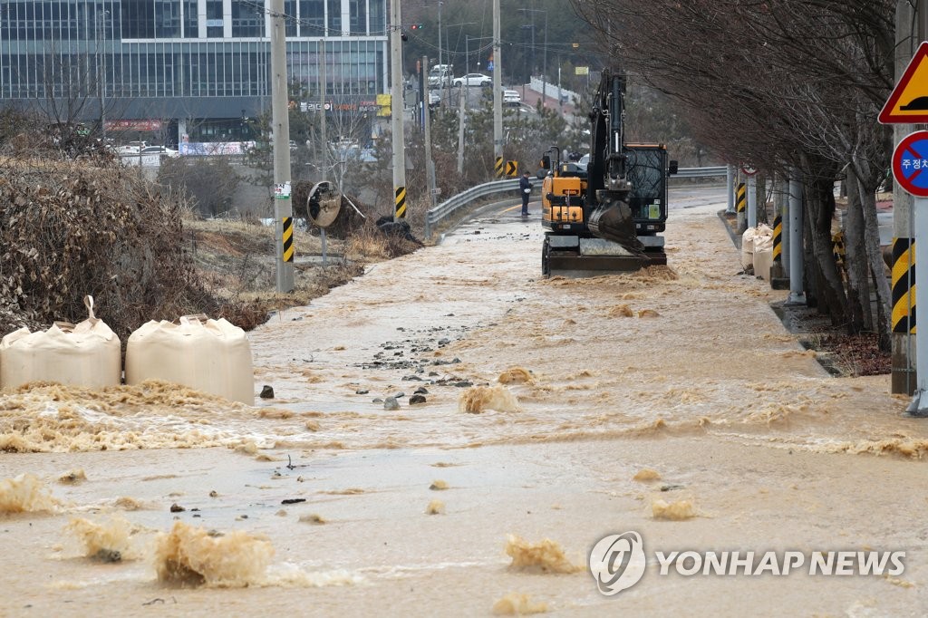 정수장 밸브 고장에 수돗물 끊긴 광주…휴일 시민 대혼란