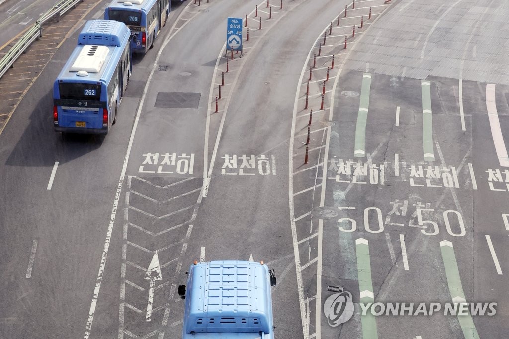 尹 "공공요금 동결" 당부에 서울시, 지하철·버스요금 인상 연기(종합)