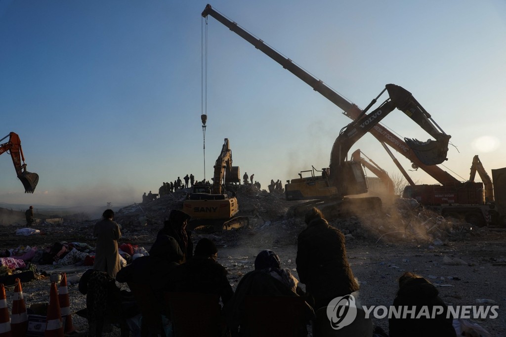 강진 일주일 사망자 최소 3만5천명…기적같은 생존 소식 계속(종합)