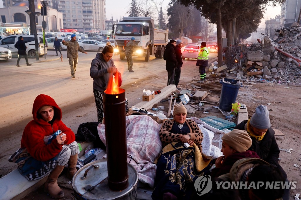 강진 일주일 사망자 최소 3만5천명…기적같은 생존 소식 계속(종합)