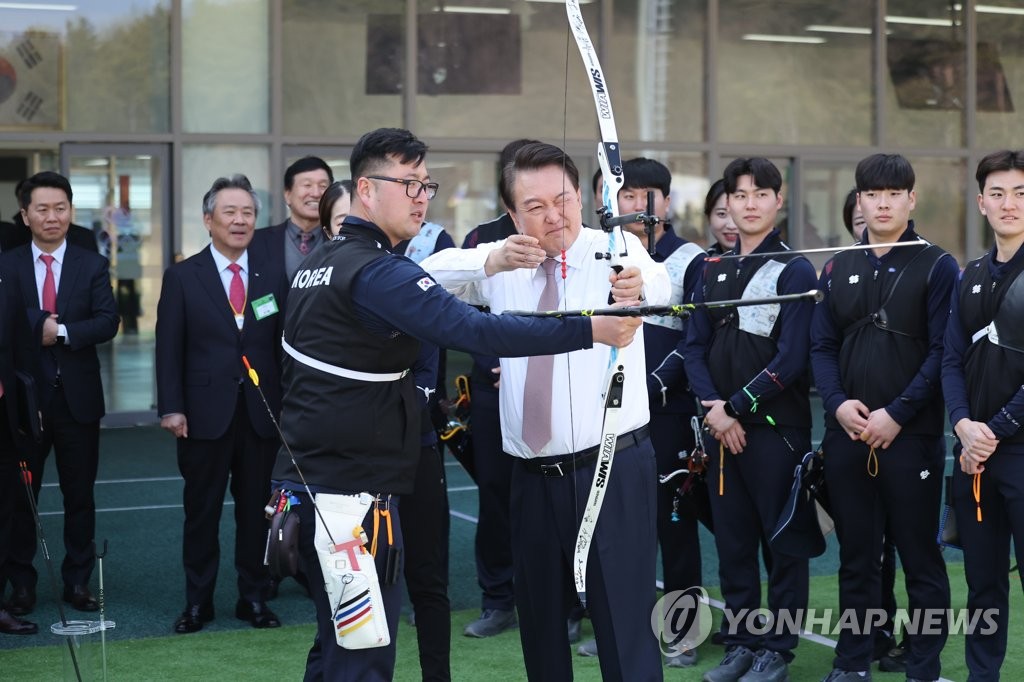 尹 "스포츠 잘 육성해 양질의 일자리…삼위일체 비전 선순환"(종합)