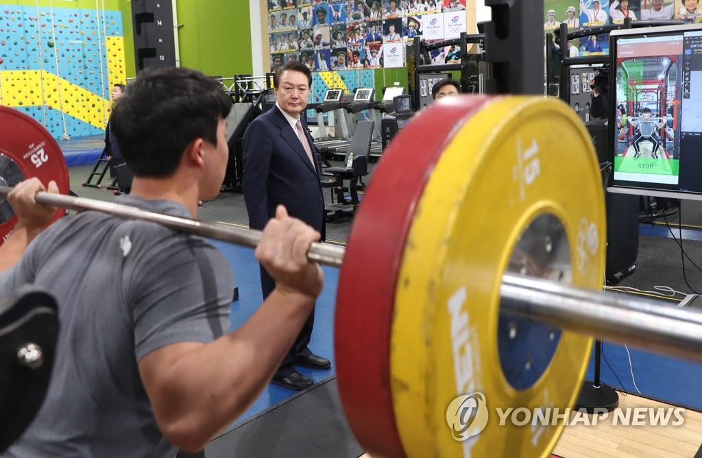 尹 "스포츠 잘 육성해 양질의 일자리…삼위일체 비전 선순환"(종합)