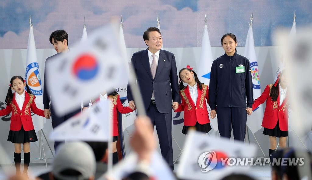 尹 "스포츠 잘 육성해 양질의 일자리…삼위일체 비전 선순환"(종합)