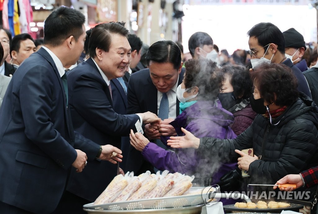 尹 "지역과 시장에 온기 돌아야…저희도 죽도록 일하겠다"(종합2보)