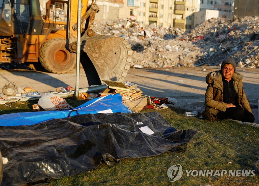 잔해 속 200시간 버틴 지진 생존자 구조…곳곳서 수색 종료(종합)