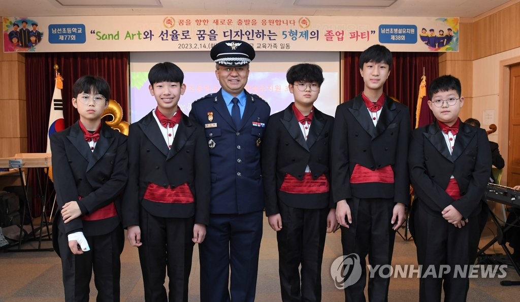 공군 법무실, 자매결연 대전 남선초 졸업식서 장학금 전달