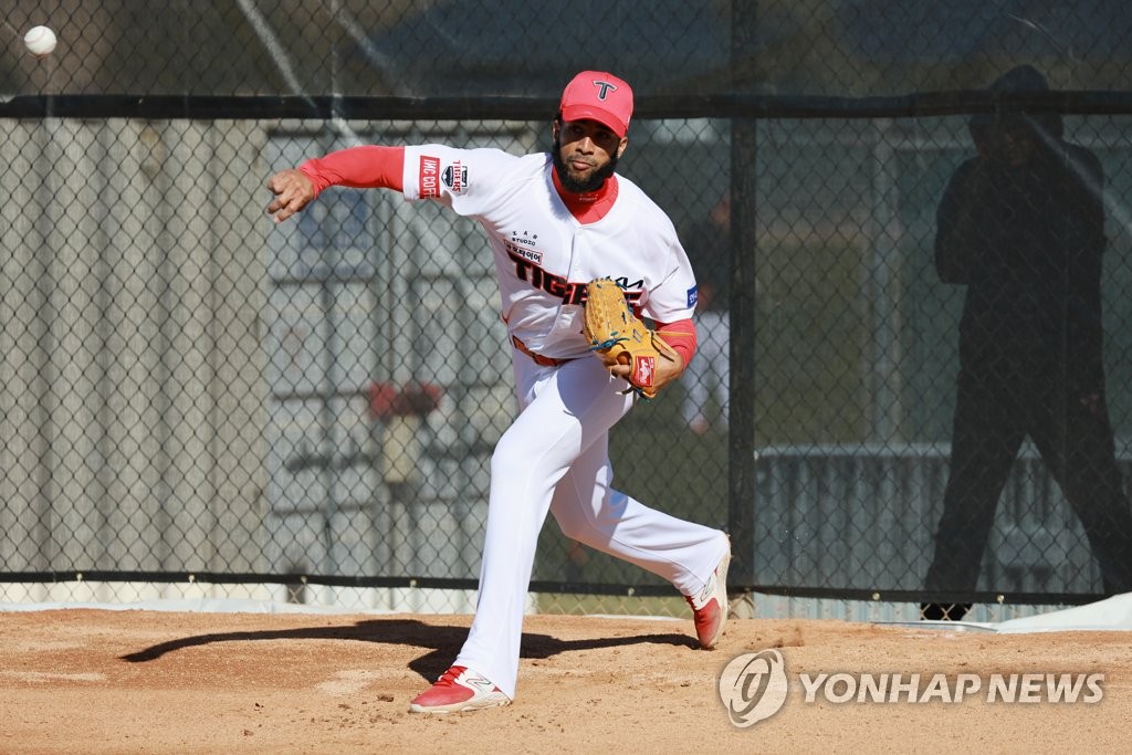 프로야구 김종국 KIA 감독 "외국인 투수 합쳐서 300이닝 기대"