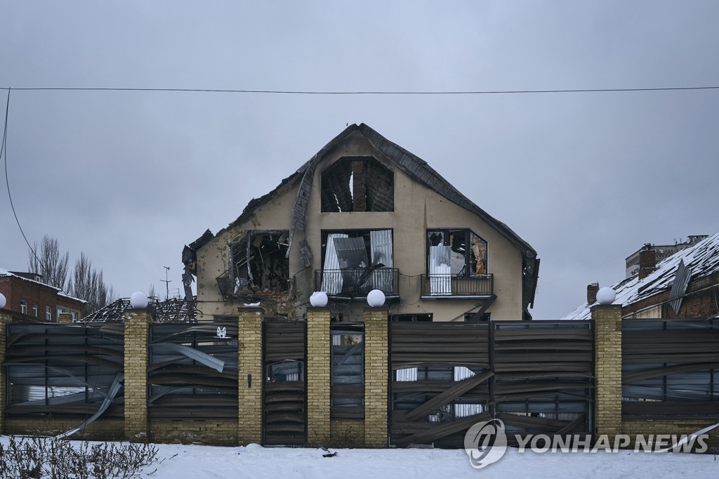 2년째 접어든 우크라전…동남부 소모전·러 폭격에 민간인 피해