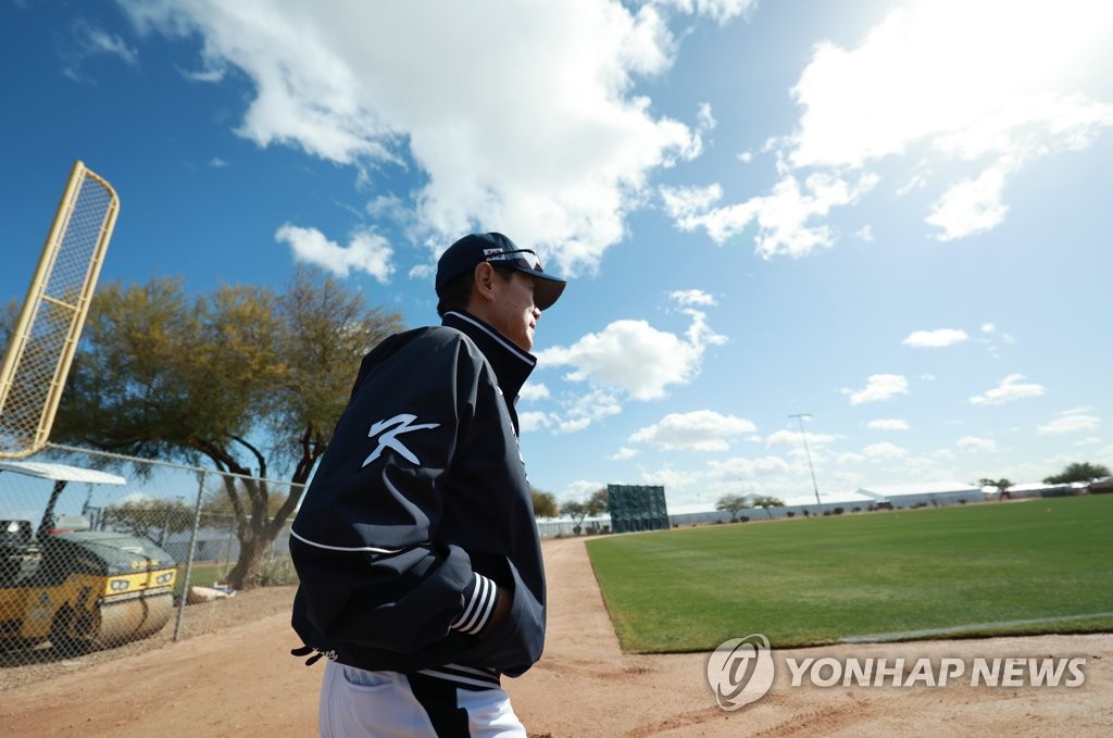 [WBC 캠프] 첫 훈련 이강철 감독 "'코리아' 박힌 옷 입으니 이제 실감"